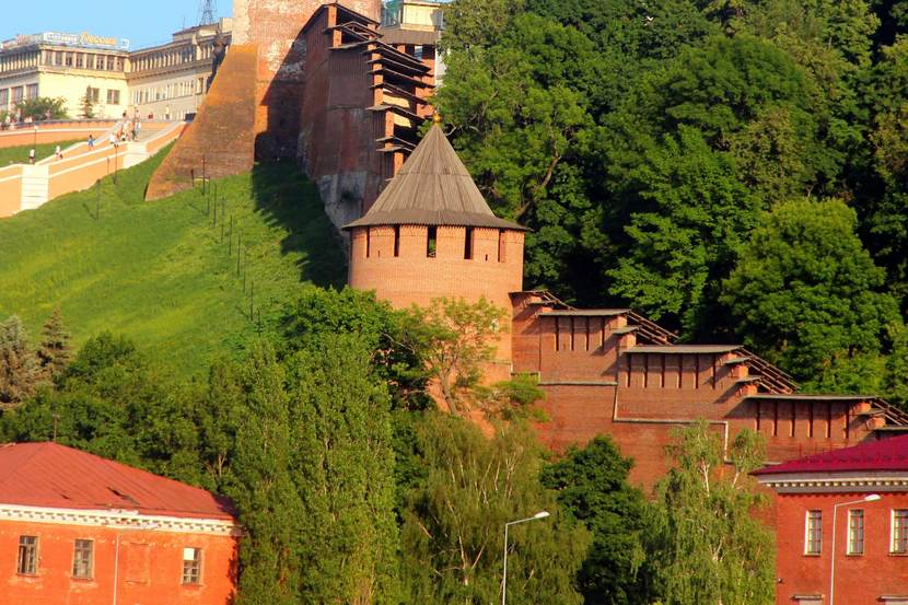 Борисоглебская башня на склоне холма