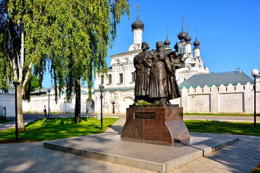 Памятник святым благоверным князю Петру и княгине Февронье