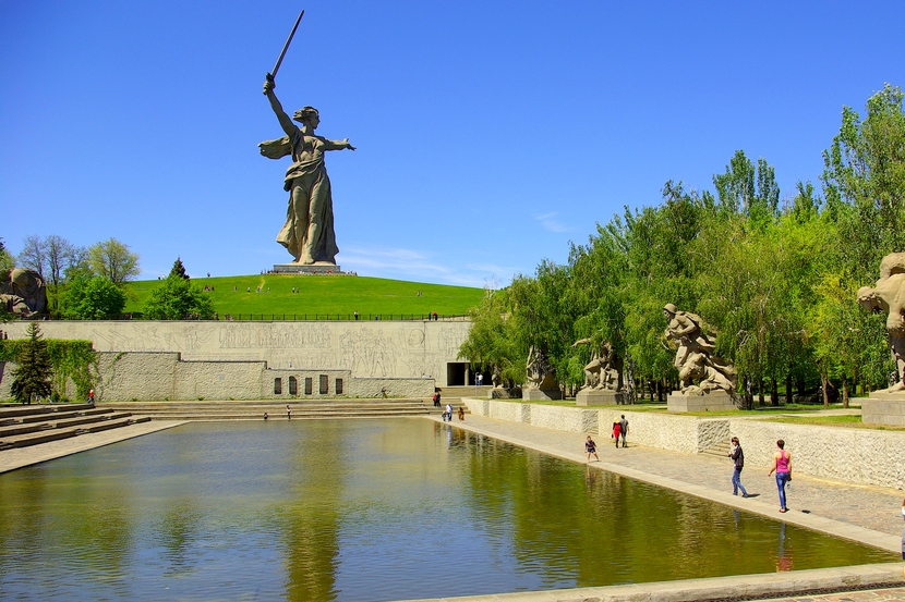 Бассейн на площади Героев на Мамаевом кургане