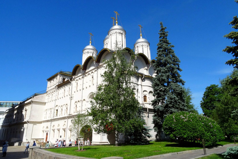 Патриарший дворец и собор Двенадцати апостолов в Московском Кремле