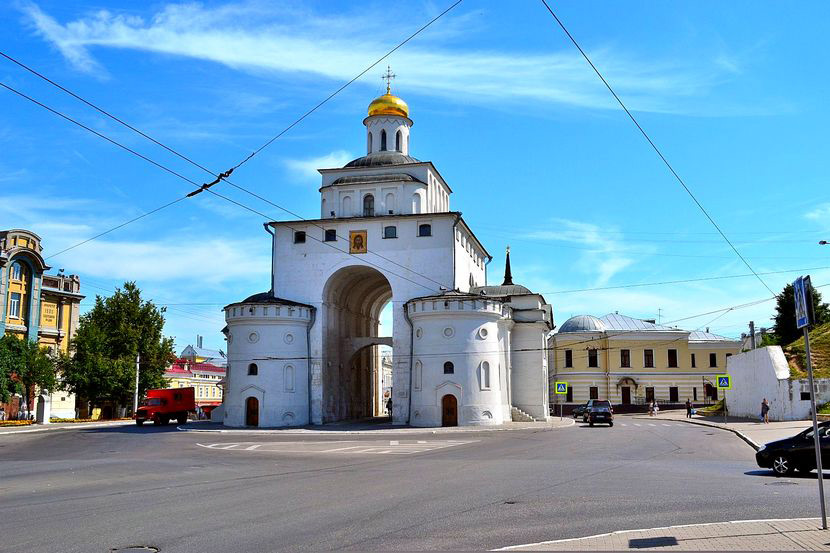 Вид Золотых ворот во Владимире с ул. Дворянской